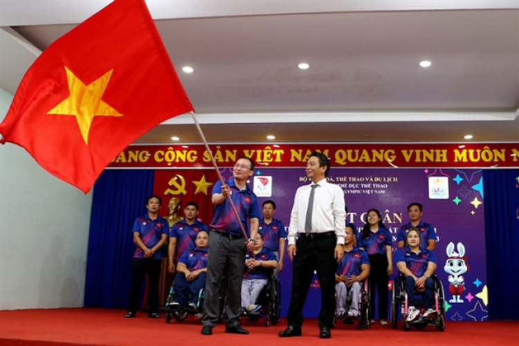 Thứ trưởng Bộ VHTT&DL Hoàng Đạo Cương (áo trắng) trao cờ cho Trưởng đoàn Thể thao người khuyết tật Việt Nam tại lễ xuất quân tham dự ASEAN Para Games12 - Ảnh: Tổng cục TDTT